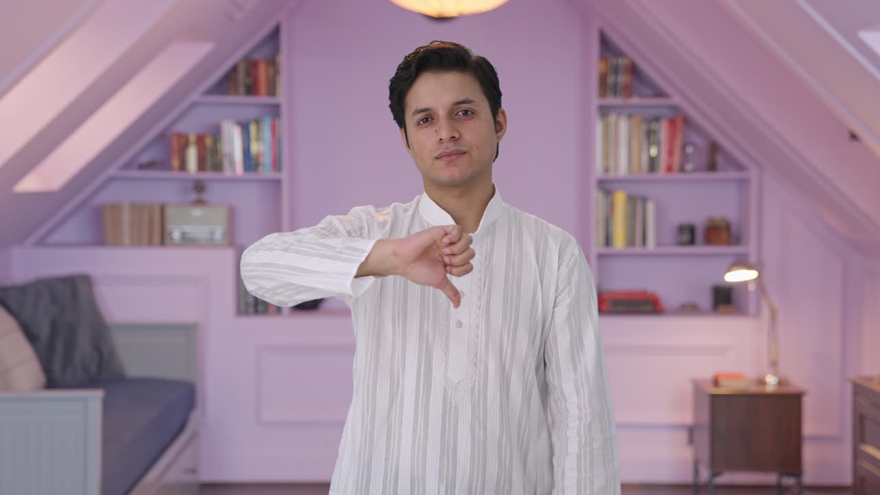 실망 한 인도인 이 엄지 손가락 을 내려 보이고 있다