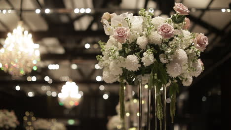 Schwenken-Auf-Einem-Wunderschönen-Hochzeitsblumenarrangement