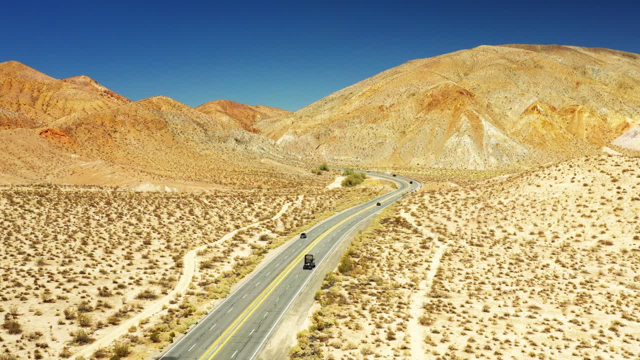 모하비 사막을 가로지르는 역사적인 미들랜드 트레일 (historic midland trail) 을 따라 14번 고속도로.