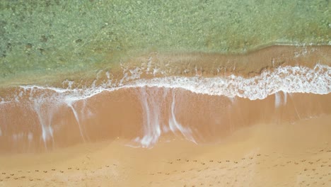 Vista-De-Arriba-Hacia-Abajo-De-Una-Playa-Tropical-Con-Agua-Turquesa-En-Malta,-Isla-De-Gozo