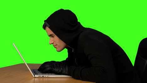 escribiendo en su escritorio hacker