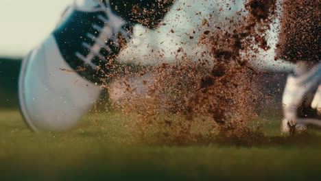 golfista golpeando la pelota y haciendo un gran divot, tiro de golf con tierra volando macro cerca de 4k en cámara lenta extrema