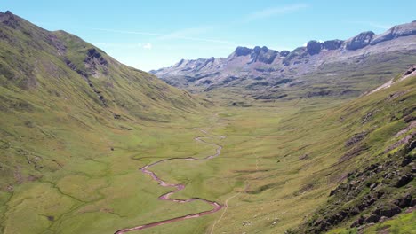 Großer,-Gewundener-Fluss-Zwischen-Den-Riesigen,-Kaum-Bewachsenen-Bergen-Im-Valle-De-Hecho-Y-In-Der-Nähe-Von-Huesca-In-Spanien-An-Einem-Heißen-Sommertag