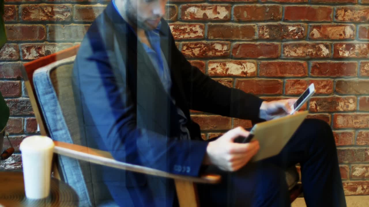 hombre usando teléfono móvil y mesa digital