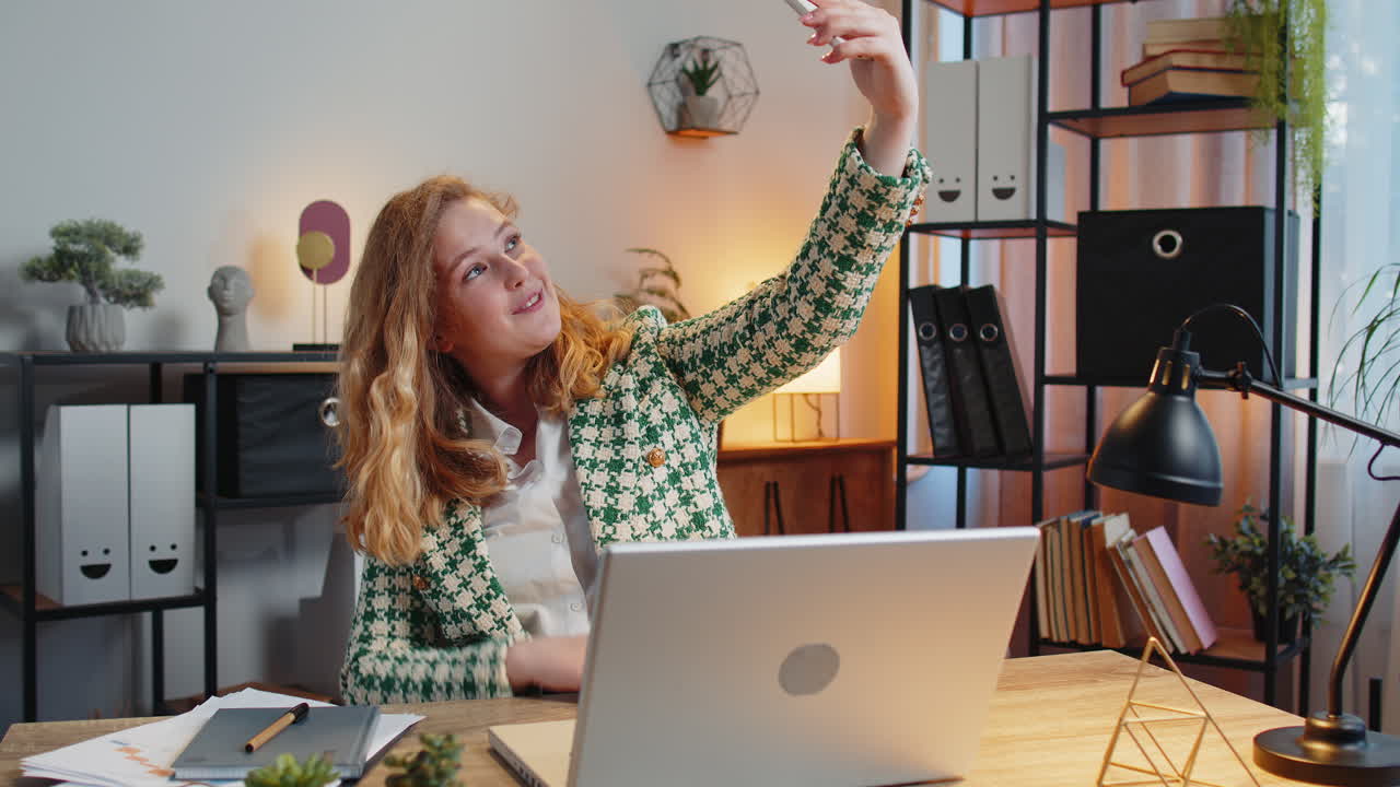 деловая женщина махает рукой приветственный жест приветствует кого-то на смартфоне онлайн офис веб-семинар