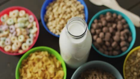 video de cereales en cuencos coloridos en la encimera de la cocina de madera