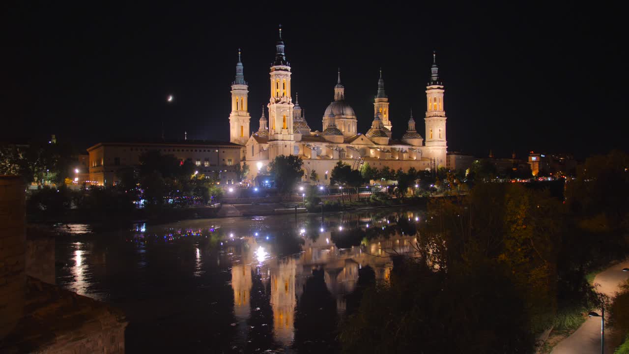 catedral-basílica de nuestra señora del pilar con reflejos difusos sobre el río ebro por la noche en zaragoza, españa