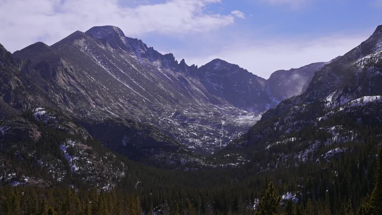 Inverno, Parco Nazionale delle Montagne Rocciose, Longs Peak, cielo azzurro soleggiato, nuvole, Colorado, Estes Park, paesaggio naturale, sentiero di Bear Lake, vista del Lago Smeraldo da sogno, neve che turbina, vento, escursione sulla neve, sentiero, zoom in movimento.