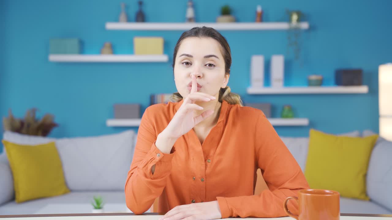 joven empresaria que trabaja en una oficina en casa molesta por el sonido.