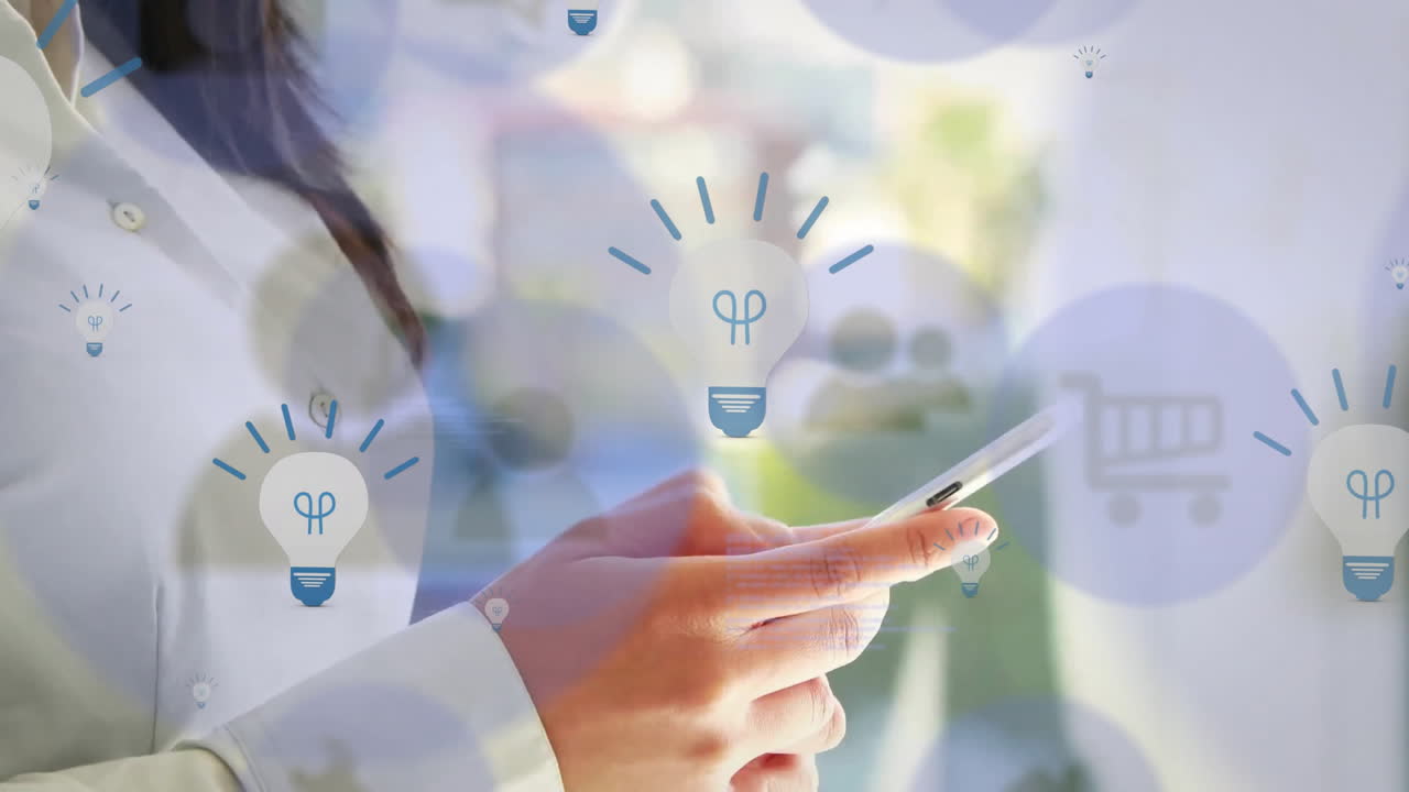 스마트폰에서 스크롤하는 미소 짓는 아시아 여성 위에 전구와 여러 아이콘의 애니메이션