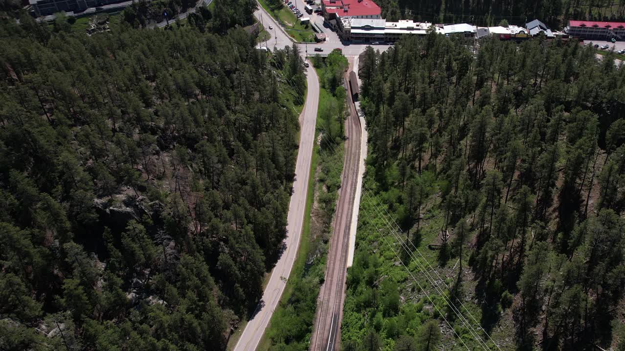 vista aérea del histórico ferrocarril central de black hills y la ciudad de keystone, dakota del sur, ee.uu., disparo de drone