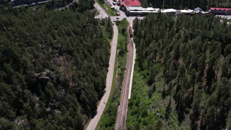 Vista-Aérea-Del-Histórico-Ferrocarril-Central-De-Black-Hills-Y-La-Ciudad-De-Keystone,-Dakota-Del-Sur,-EE.UU.,-Disparo-De-Drone