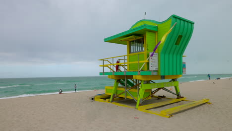 Cabaña-De-Salvavidas-En-Una-Playa-En-Miami,-Florida