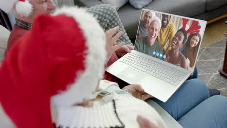 Feliz-Pareja-De-Ancianos-Diversos-Y-Amigos-Teniendo-Videollamada-Navideña-Con-Laptop,-Cámara-Lenta