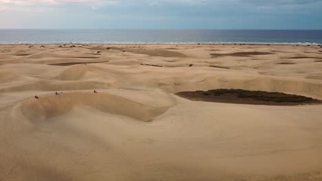 Sanddünen-Wüste-Gegen-Meereslandschaft-In-Maspalomas-Gran-Canaria-Wüsten-In-Der-Nähe-Der-Küste