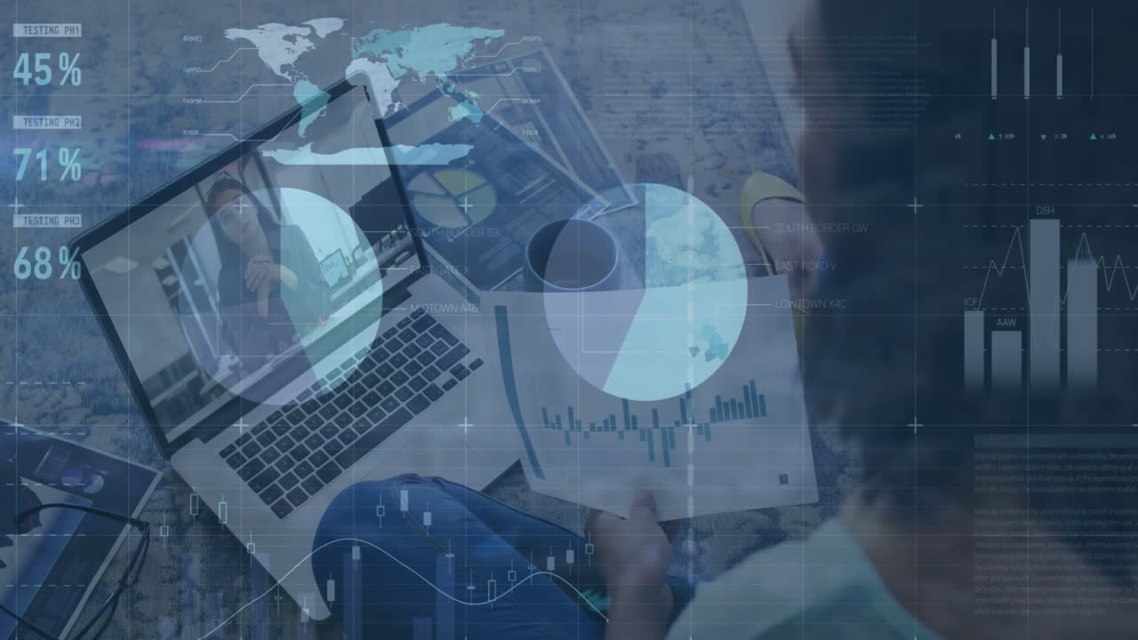 animación de procesamiento de datos estadísticos sobre una mujer biracial haciendo una llamada de video en una computadora portátil en la oficina