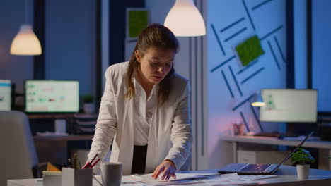 mujer de negocios feliz trabajando en informes financieros con buenos resultados