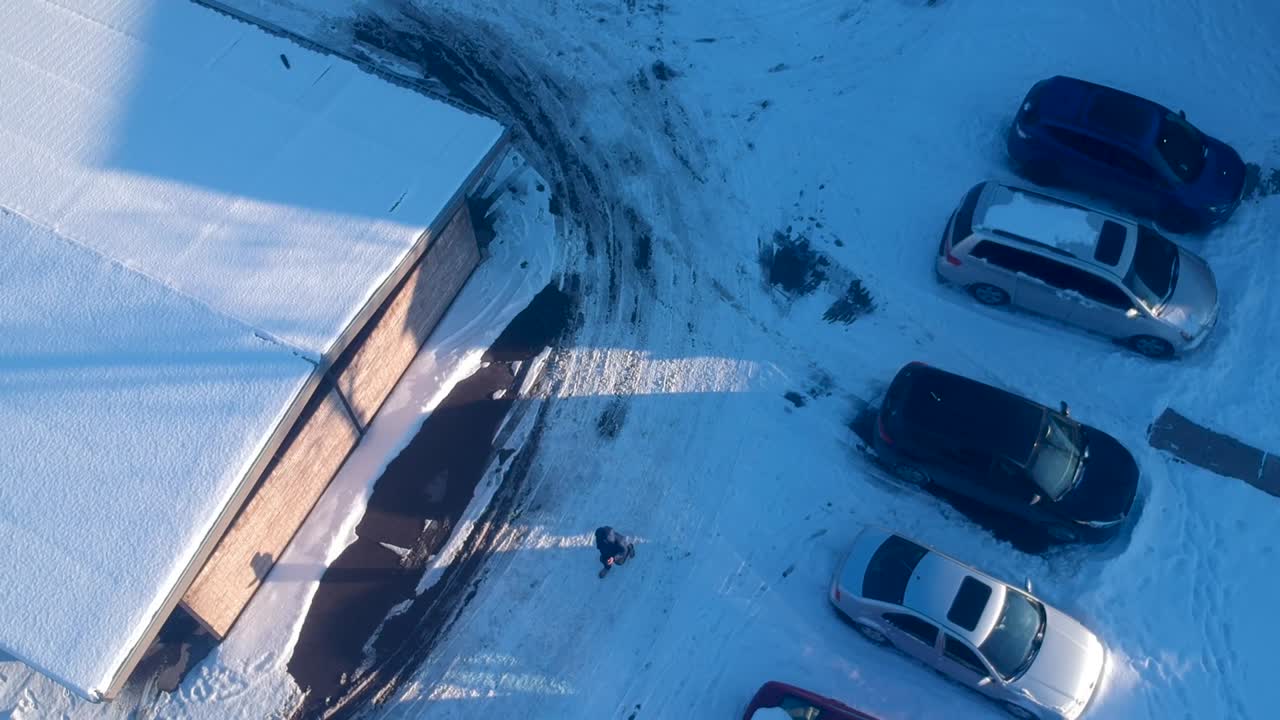 terreno cubierto de nieve y automóviles en rochester villas, troy en michigan