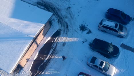 Snow-Covered-ground-and-cars-in-Rochester-Villas,-Troy-in-Michigan