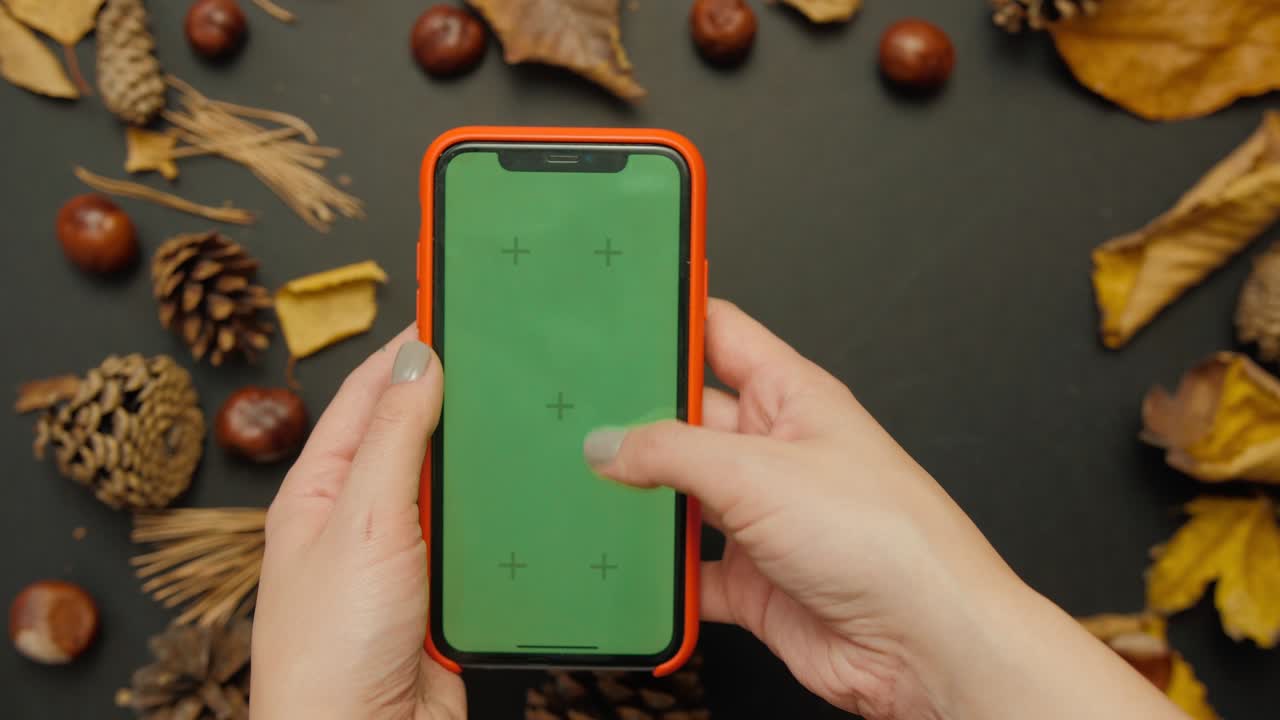 con un teléfono inteligente de pantalla verde