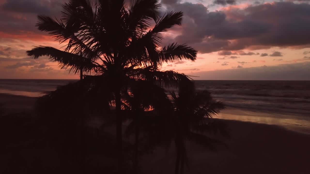 imágenes aéreas de la playa brasileña y el amanecer en el océano, cielo dramático