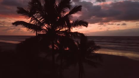 Imágenes-Aéreas-De-La-Playa-Brasileña-Y-El-Amanecer-En-El-Océano,-Cielo-Dramático