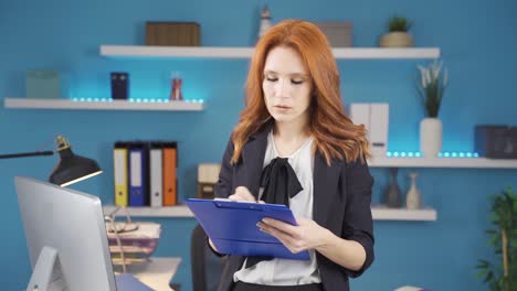una mujer de negocios exitosa haciendo planes tomando notas en la oficina.
