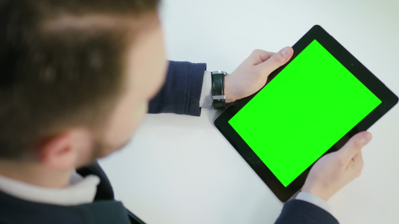 녹색 화면 을 가진 디지털 태블릿 을 사용하는 사람