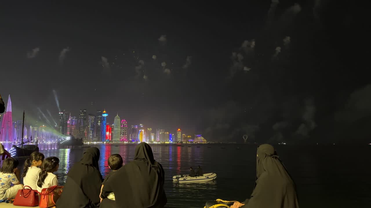 Esiste una strana contraddizione tra la vita tradizionale delle famiglie arabe e le città moderne in cui vivono