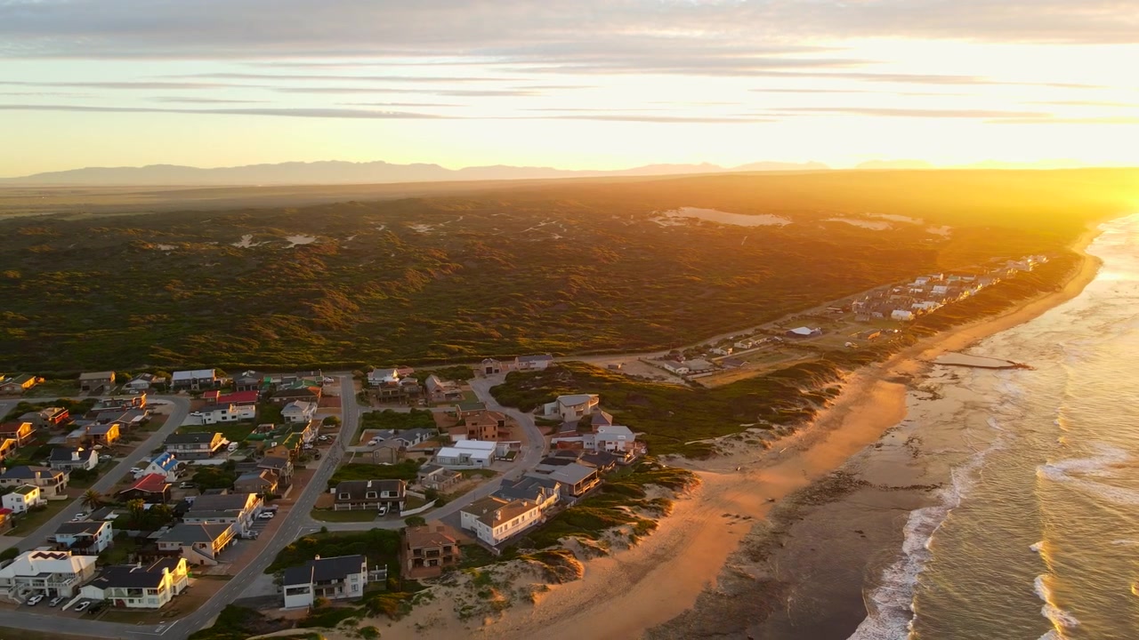 Vista aerea dell'alba a Witsand verso est, con le onde che si infrangono sulla riva, Garden Route.