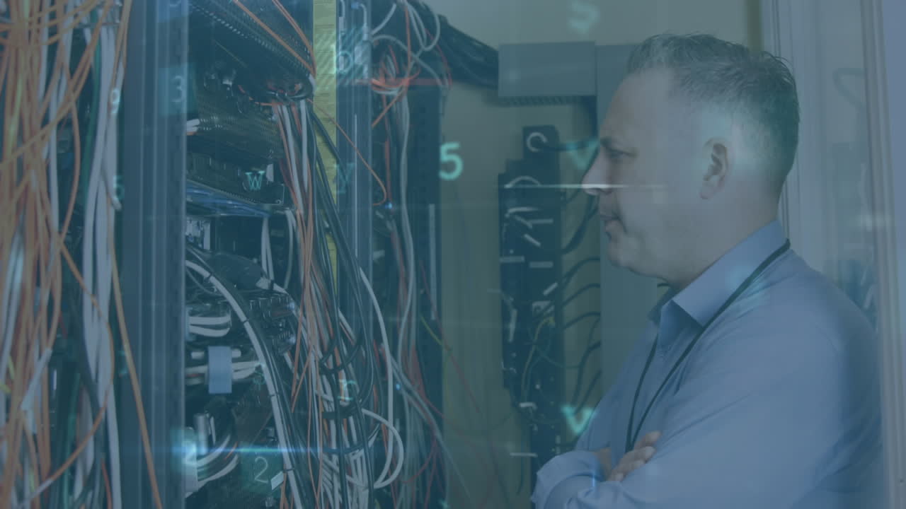 hombre trabajando en una sala de servidores mientras los mensajes de peligro se mueven en primer plano