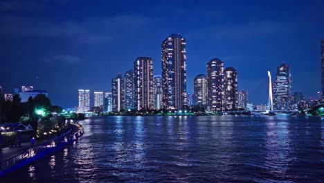 Nachtlicht-Tokio,-Tsukuda,-Toyosu-Wolkenkratzer-Und-Brücke-über-Den-Sumida-Fluss-Yakatabune,-Vergnügungsboot