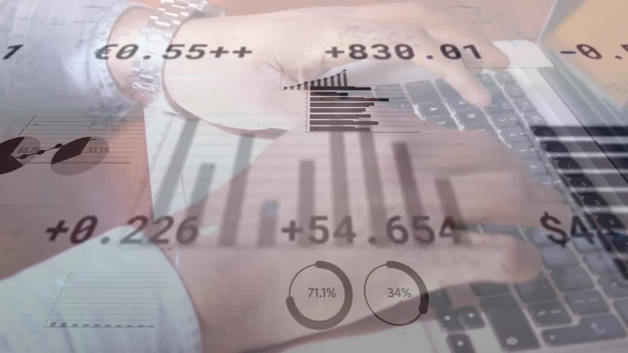 노트북을 사용하는 백인 남자의 손에 대한 금융 데이터와 그래프의 애니메이션