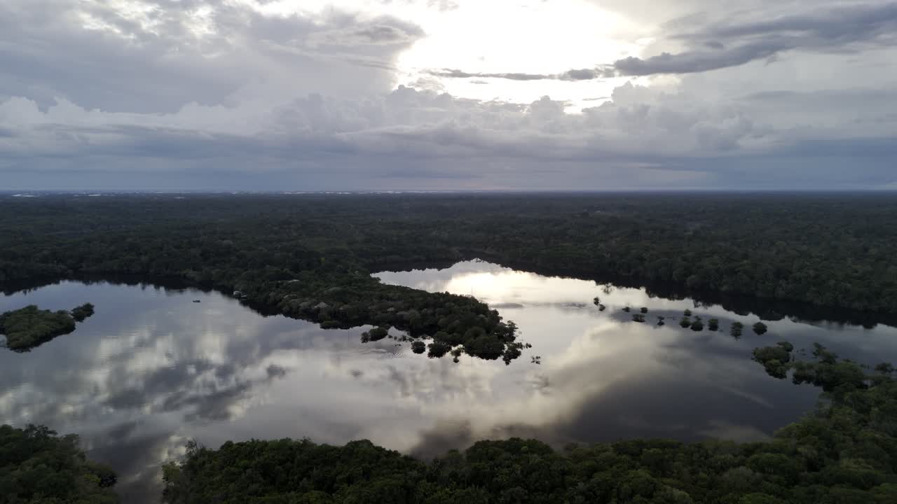 아름다운 아마존 강 위의 서사시적인 해가 지고, 기분이 좋지 않은 하늘, 넓은, 천천히 왼쪽으로 추적하는 공중