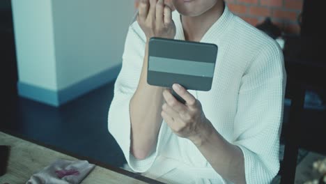 woman applying makeup