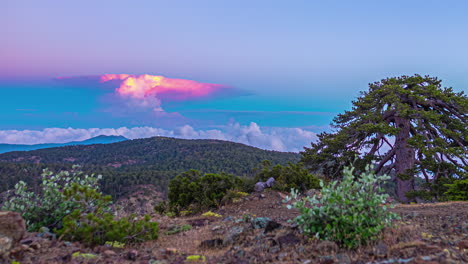 Timelapse-De-La-Puesta-De-Sol-Y-Las-Nubes-Brillantes-En-El-Monte-Olympos-Chipre-A-La-Hora-Azul