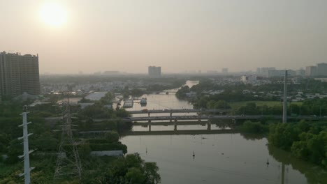 Disparo-De-Un-Dron-Volando-Hacia-Adelante-De-Rach-Dia-Brigdes-Sobre-El-Río-Rach-Dia-A-última-Hora-De-La-Tarde