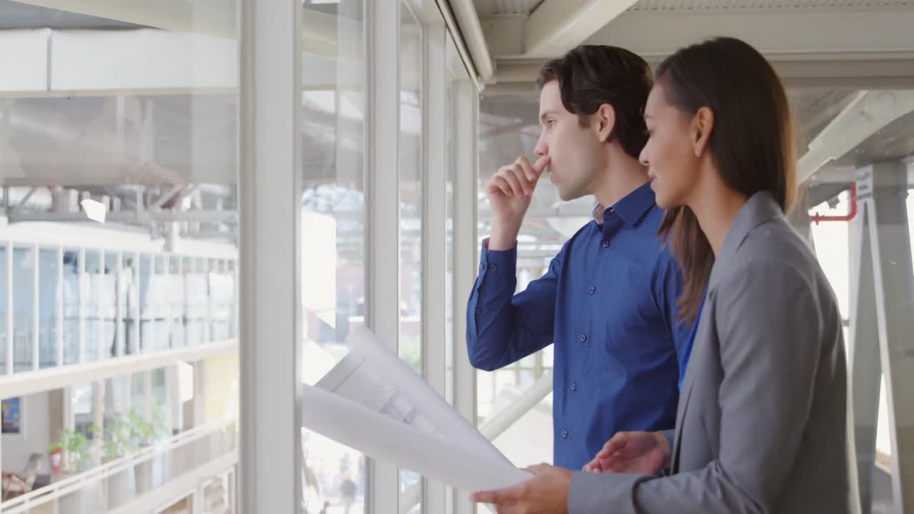 hombre y mujer jóvenes trabajando en una oficina creativa