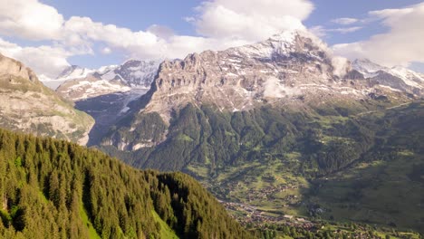 hiperlapso de nubes dinámicas que se mueven sobre la cima de la montaña eiger en los alpes suizos