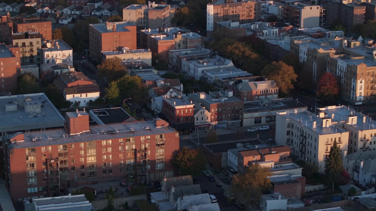 Flygvy över bostadshus i Bay Ridge, Brooklyn. Filmat en höstmorgon i New York City.