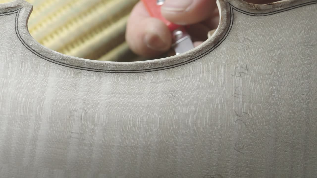크레모나 (cremona) 의 작업실에서 새로운 클래식 수작업 원시 바이올린을 만드는 장인 (luthier) 의 매크로 클로즈업 (macro close-up)