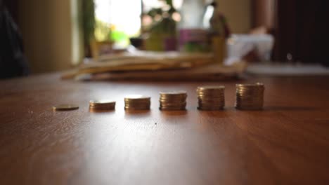 toma en movimiento de algunas monedas apiladas-1