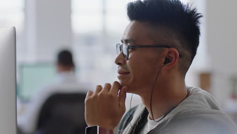 Junger-Asiatischer-Geschäftsmann-Student-Nutzt-Computer-Brainstorming-Problemlösungsidee-Und-Schaut-Nachdenklich-über-Eine-Lösung-Am-Büroarbeitsplatz-Mit-Kopfhörern-Nach