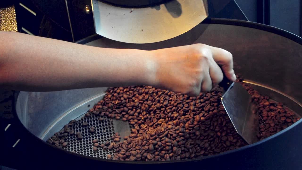 로스터에 열을 가하면서 손으로 커피 원두를 저어줍니다 - 슬로우 모션