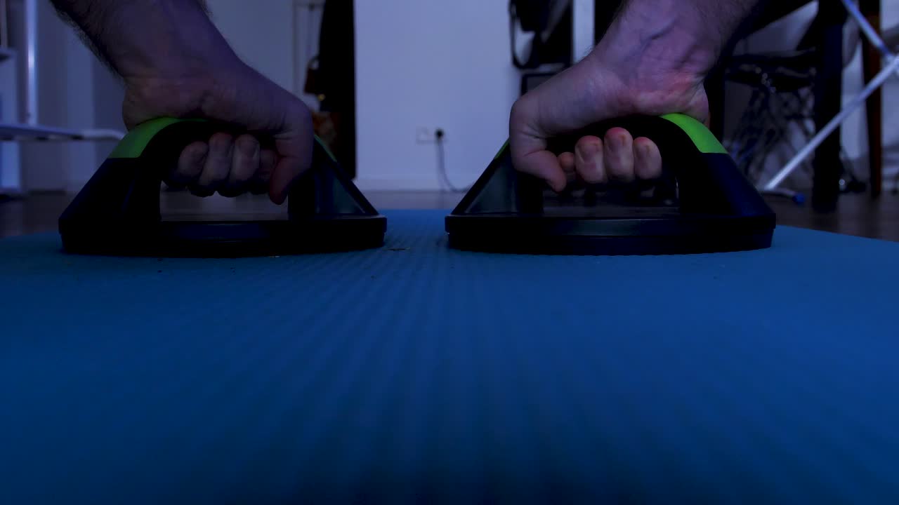 거실의 스포츠 매트에서 푸쉬업