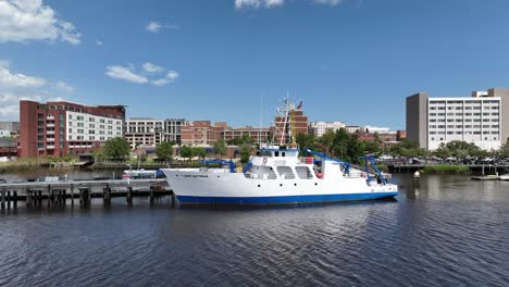 experimente las maravillas de la ciencia marina con estas cautivadoras imágenes aéreas de un barco de investigación oceánica navegando con gracia por un río tranquilo