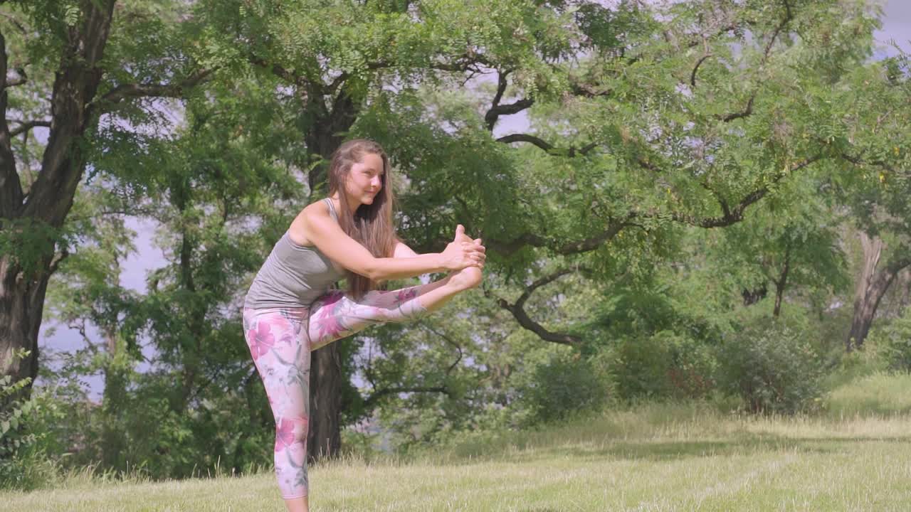 vista de perfil de una joven deportista haciendo ejercicio en un jardín al aire libre, de mano, de día