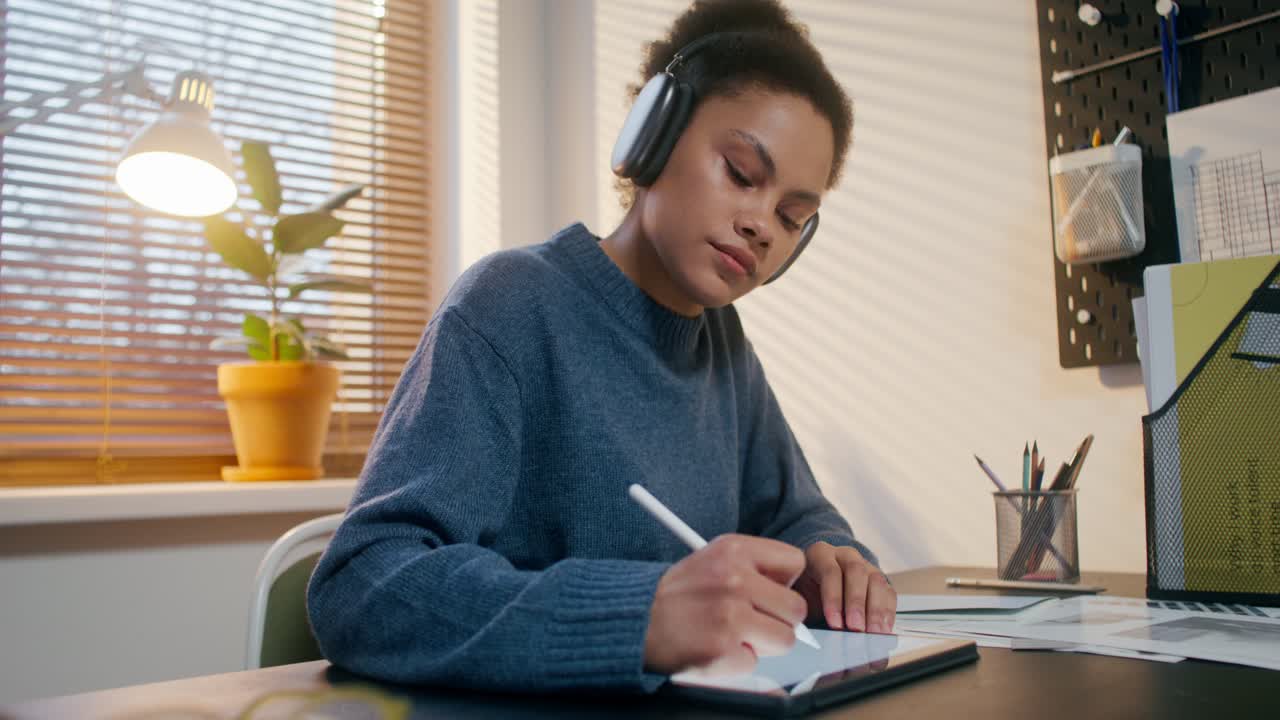 joven estudiando en una tableta digital
