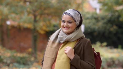Porträt-Der-Britischen-Muslimischen-Frau-Im-Stadtpark