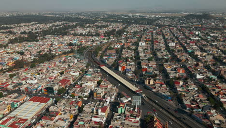 Luftaufnahme-Der-Lebhaften-Kreuzung-Von-Autobahnen-Und-Hochhäusern-In-Mexiko-Stadt